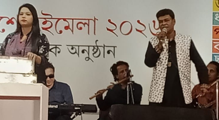 বাংলা একাডেমির মঞ্চে গান পরিবেশন করেন কণ্ঠশিল্পী ওবায়দুর রহমান
